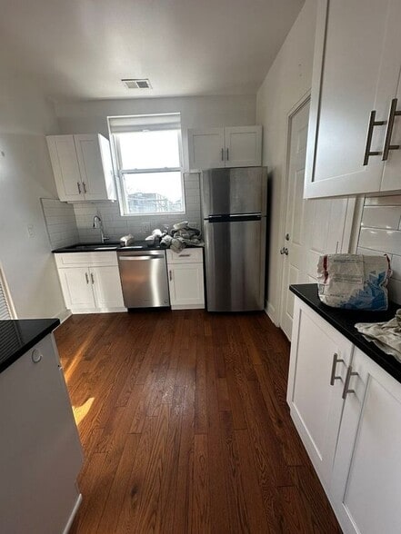 Building Photo - 1145 W Lunt Ave