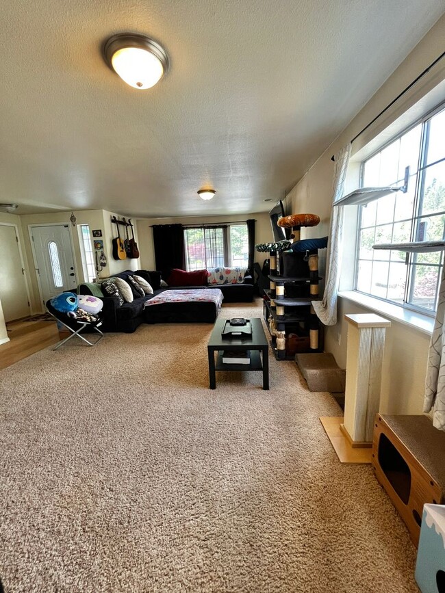 Building Photo - Pet Friendly Home Close to Everything