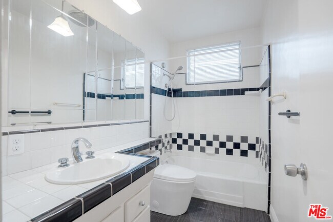 Building Photo - 446 S St Andrews Pl