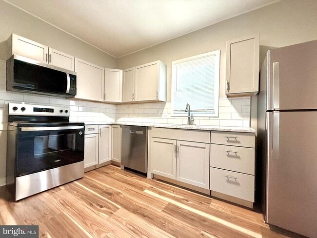 Primary Photo - 32 Jenkins Pl