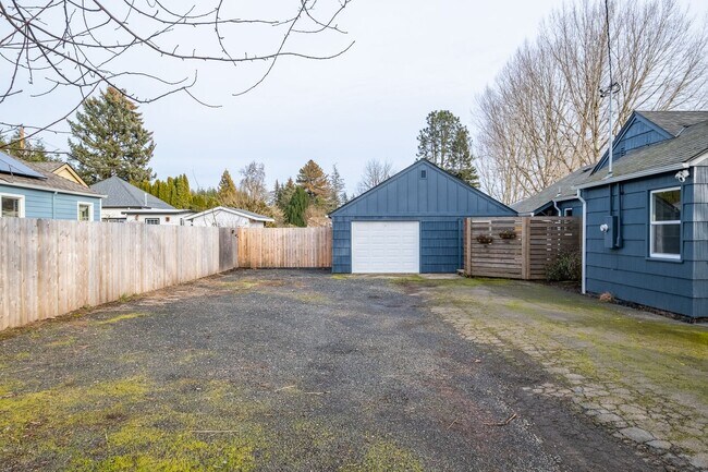 Building Photo - Charming 3-Bed 2 Bath Home with Spectacula...