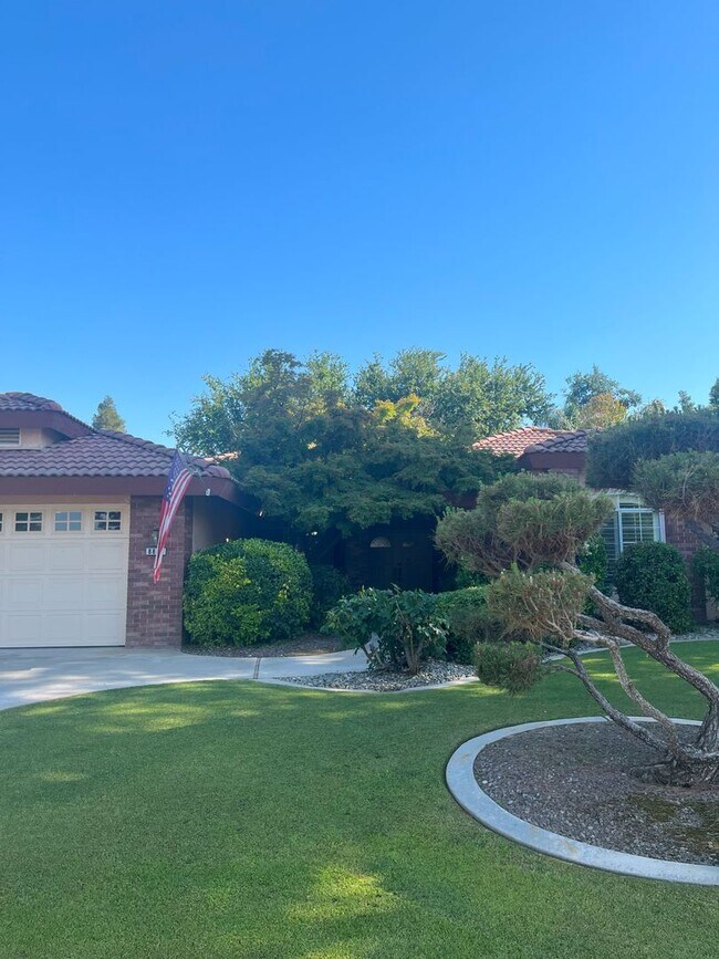Building Photo - Beautiful 4 Bedroom 2 Bath Home with Pool.