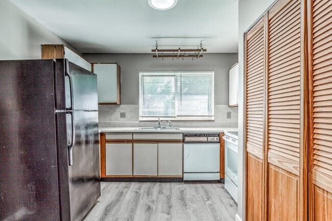 Building Photo - 18 Redwood Dr