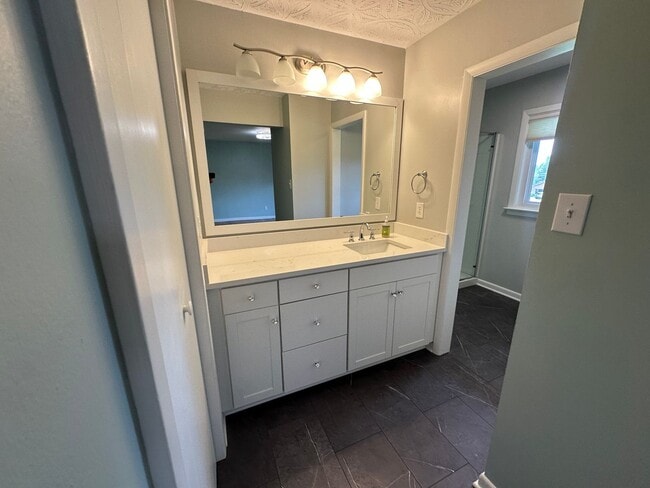 Building Photo - Fantastic Location!  Single-family house close to Upper Arlington and Riverside Hospital