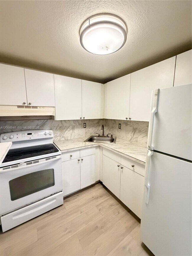 Building Photo - 606 W 81st St