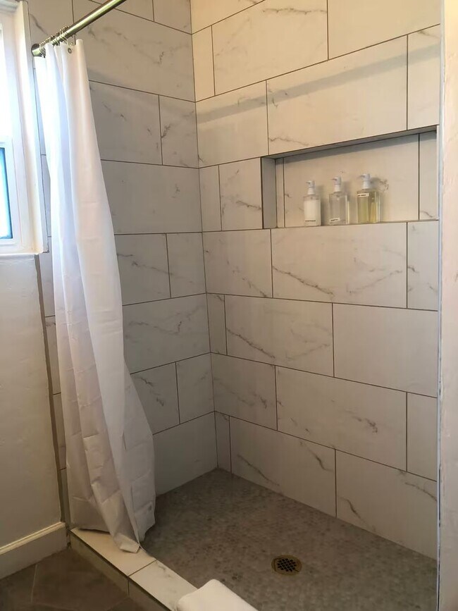 Building Photo - A true Tucson style home near the University of Arizona main campus! Must See!