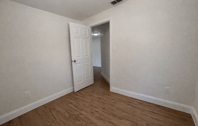 Building Photo - 569 Nuna Ave