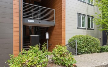Building Photo - Updated Bellevue Condo with Rare 2 Reserve...