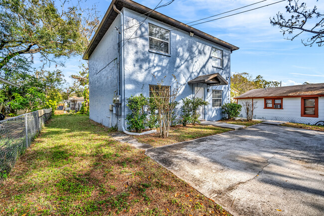 Building Photo - 1724 E River Cove St