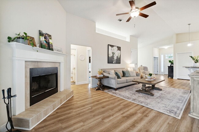 Building Photo - 585 Riverwalk Cir