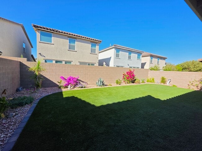 Building Photo - Newer 3 Bedroom Single Story Home in Gated Community