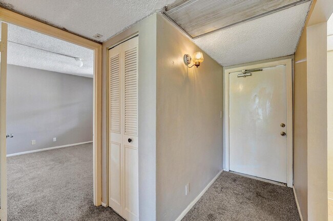 Building Photo - 9440 Poinciana Pl