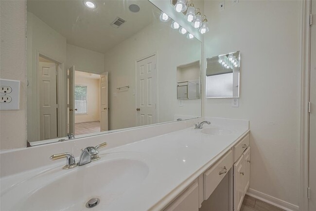 Building Photo - 17215 Stratford Green Dr