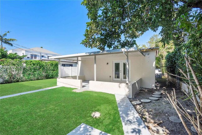 Building Photo - Southwest 26th Street, Miami, FL 33133 - 3 BR 2 BA single-family home