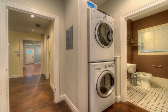 Building Photo - AVAILABLE AUGUST: Gorgeous, Remodeled 4 bed / 3 bath Hyde Park Area Home