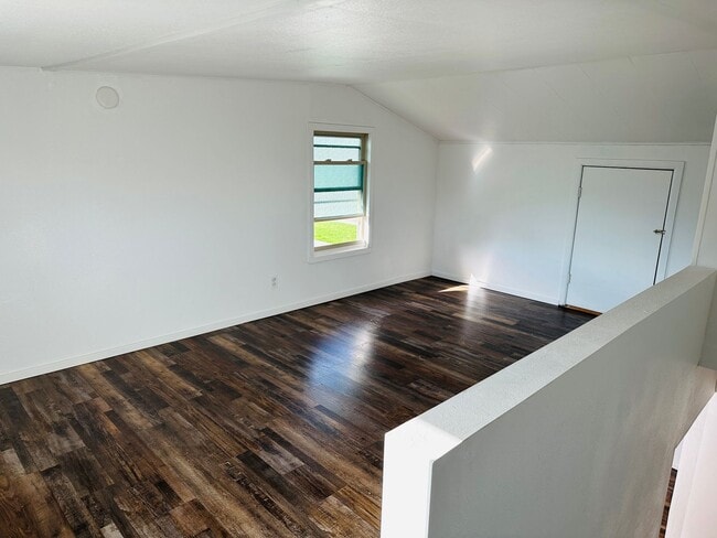 Building Photo - 415 16th St W