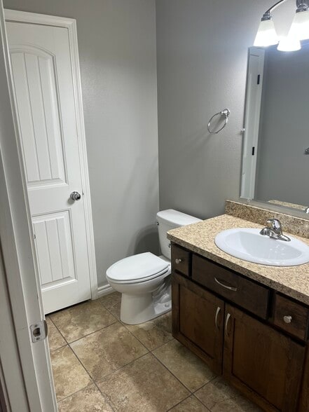 Master Bathroom - 1614 College Street