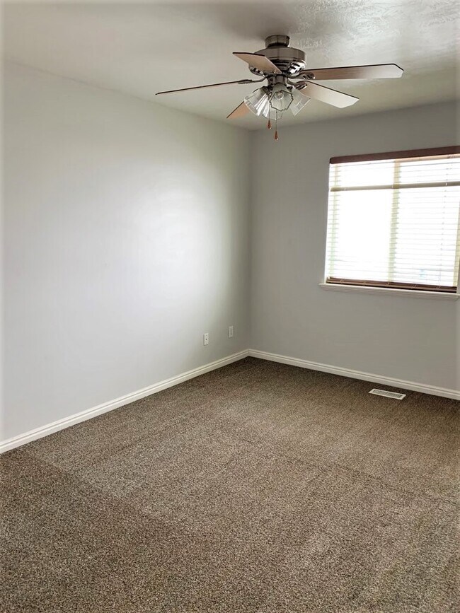 Building Photo - 3938 S Lake Vista Dr