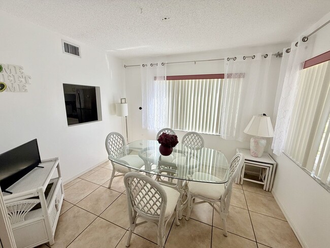 Building Photo - 2 bed 2 bath turnkey condo in Shorewalk