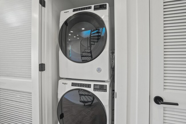 Building Photo - 716 L St SE