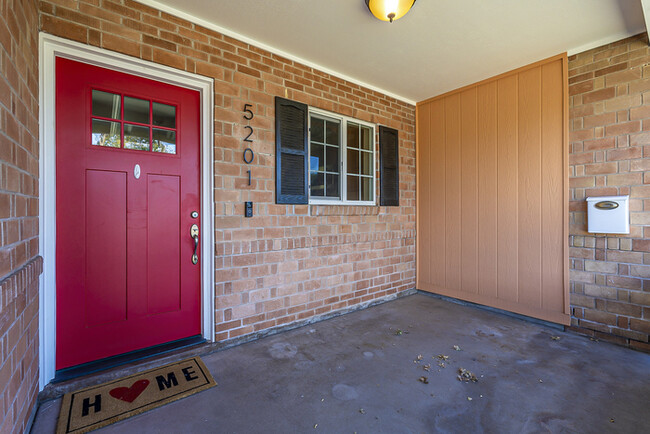 Building Photo - Beautiful Biltmore 4 Bedroom Home