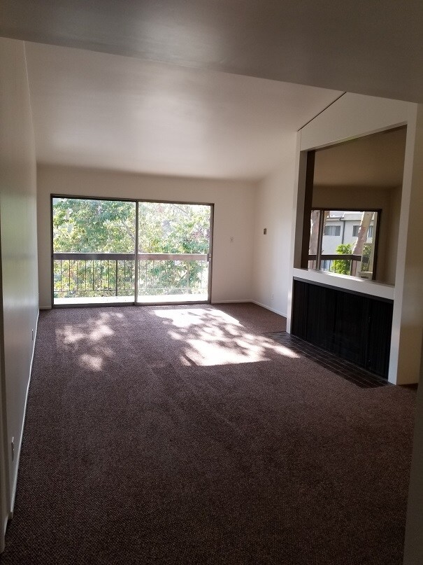 Living Room - 440 Veteran Ave