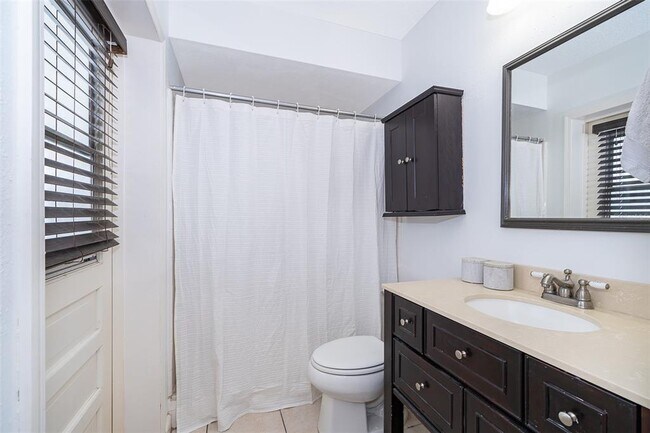 Building Photo - 2426 Whitehall Cir