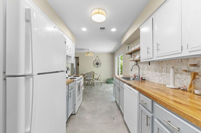 Building Photo - 3 Bedroom Furnished in Oldham County