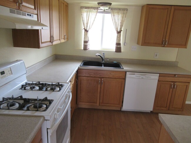 Building Photo - 4 bedroom 3 bathroom w/basement