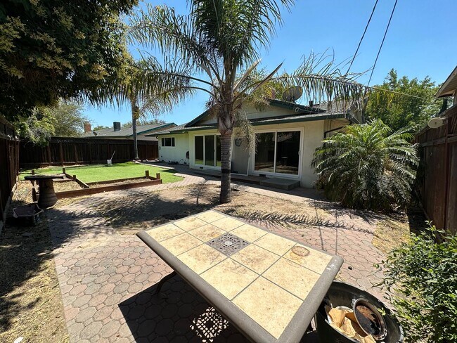 Building Photo - Beautiful 3 Bedroom, 2 Bath Tracy Home