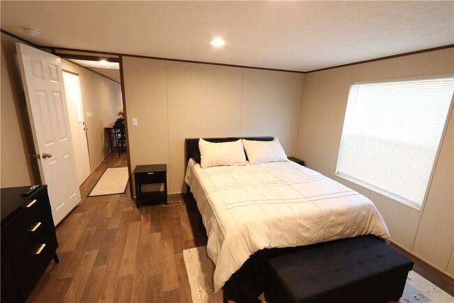 Building Photo - 1681 River Gardens Dr