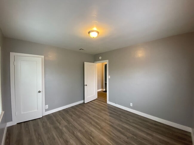 Building Photo - Follow the yellow brick to this Remodeled 2 BD 1 BA House in NE Bakersfield