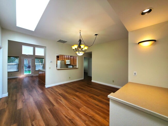 Building Photo - Beautifully Updated 3 Bedroom 2 Bath Updat...