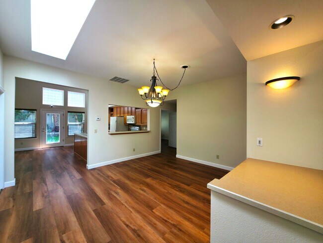 Building Photo - Beautifully Updated 3 Bedroom 2 Bath Updated Home in Lakeridge Springs with Included Yard Care