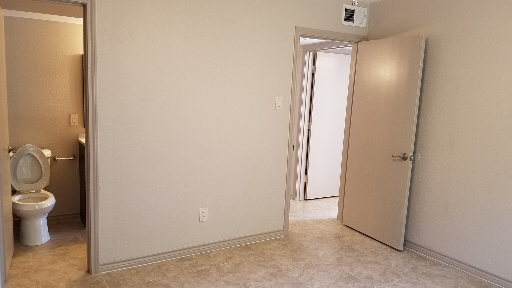 Guest bedroom and bathroom - 4320 Holland Ave