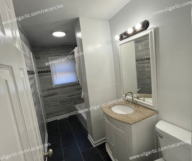 Building Photo - 3 spacious bedrooms, 2 full bathrooms home in Gary, IN