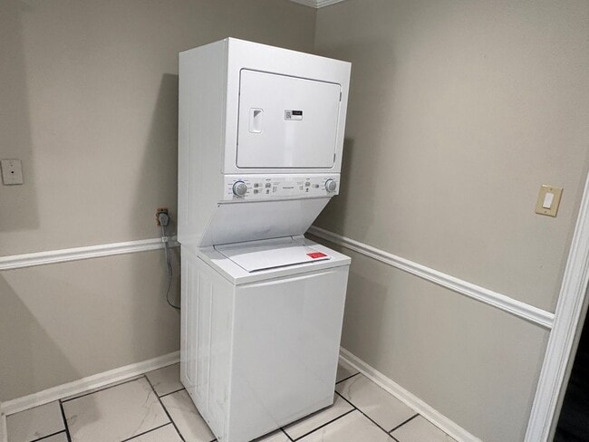 Building Photo - 2406 2nd Ave