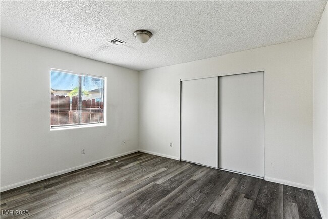 Building Photo - 215 Zinc St