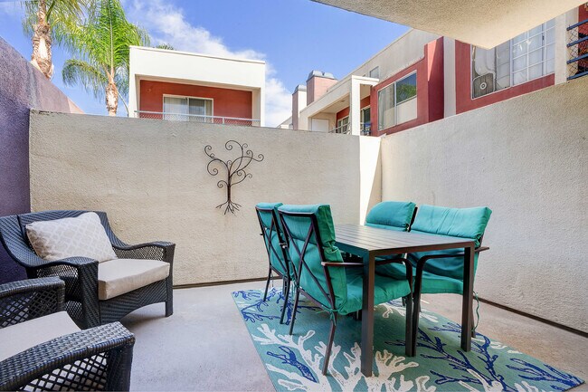 Building Photo - 832 13th St