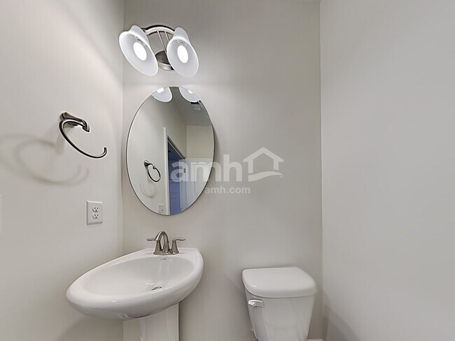 Building Photo - 610 W Lionel Rd