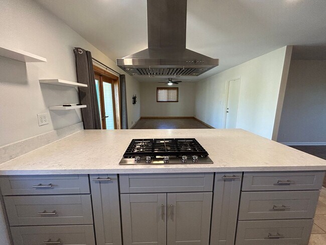 Building Photo - 4 Bedroom 3 Bathroom Parkway Manor 2 Home