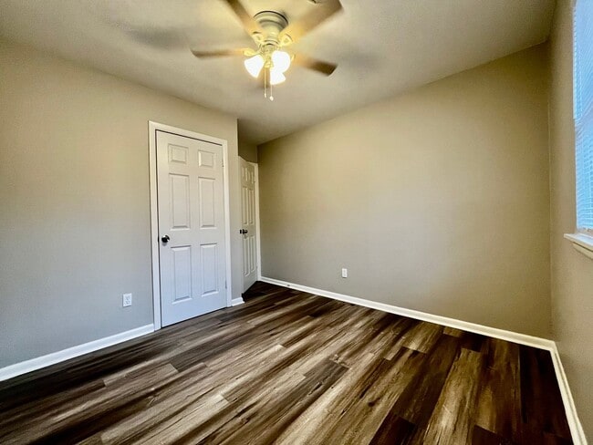 Building Photo - Beautiful 3 Bedroom 2 Bath Home