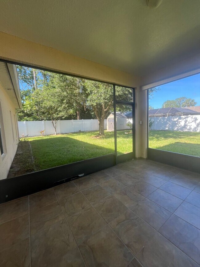 Building Photo - Updated Single family 3 / 2 with Screened ...
