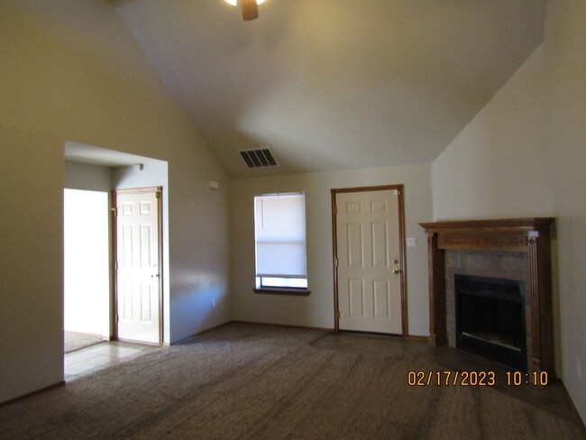 Building Photo - Crown Pointe Area!! PETS ARE NEGOTIABLE WI...