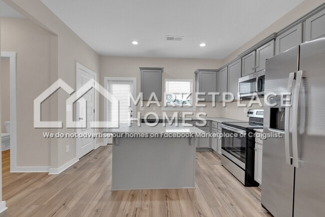 Building Photo - 170 Kings Wy