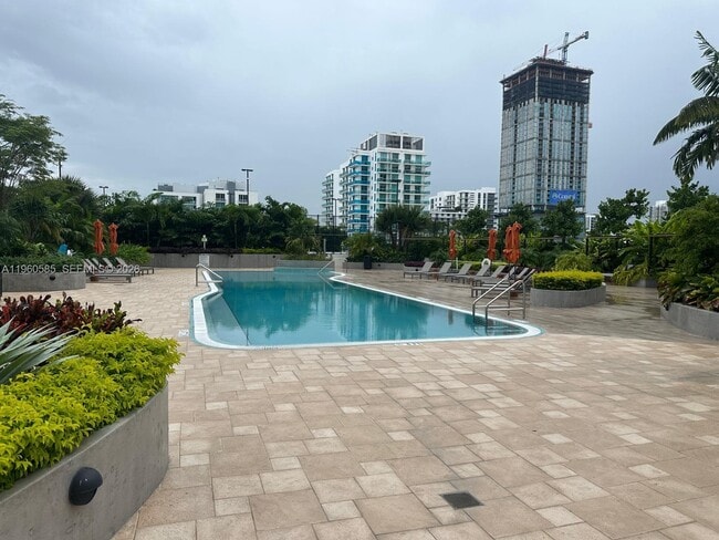 Building Photo - 700 NE 24th St