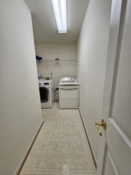 Building Photo - 1300 Lomond Dr