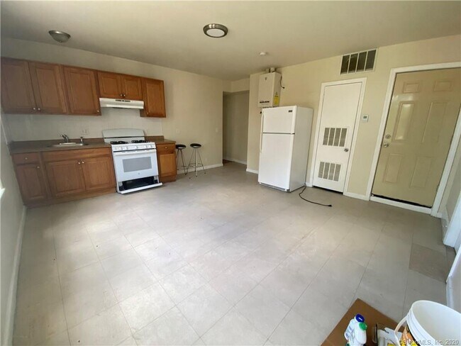 Building Photo - 282 Putnam St