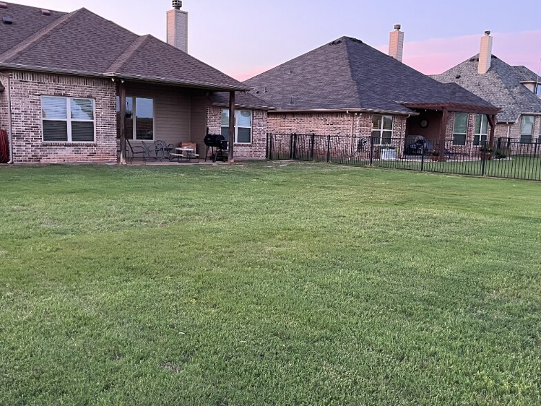 Building Photo - 310 Oar Wood Dr