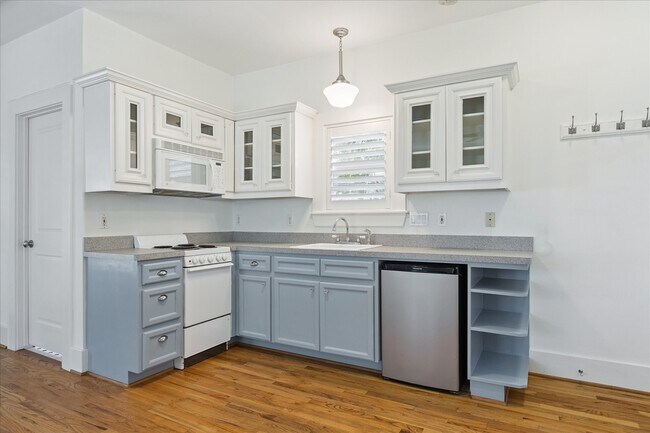 Building Photo - 907 W Melwood St